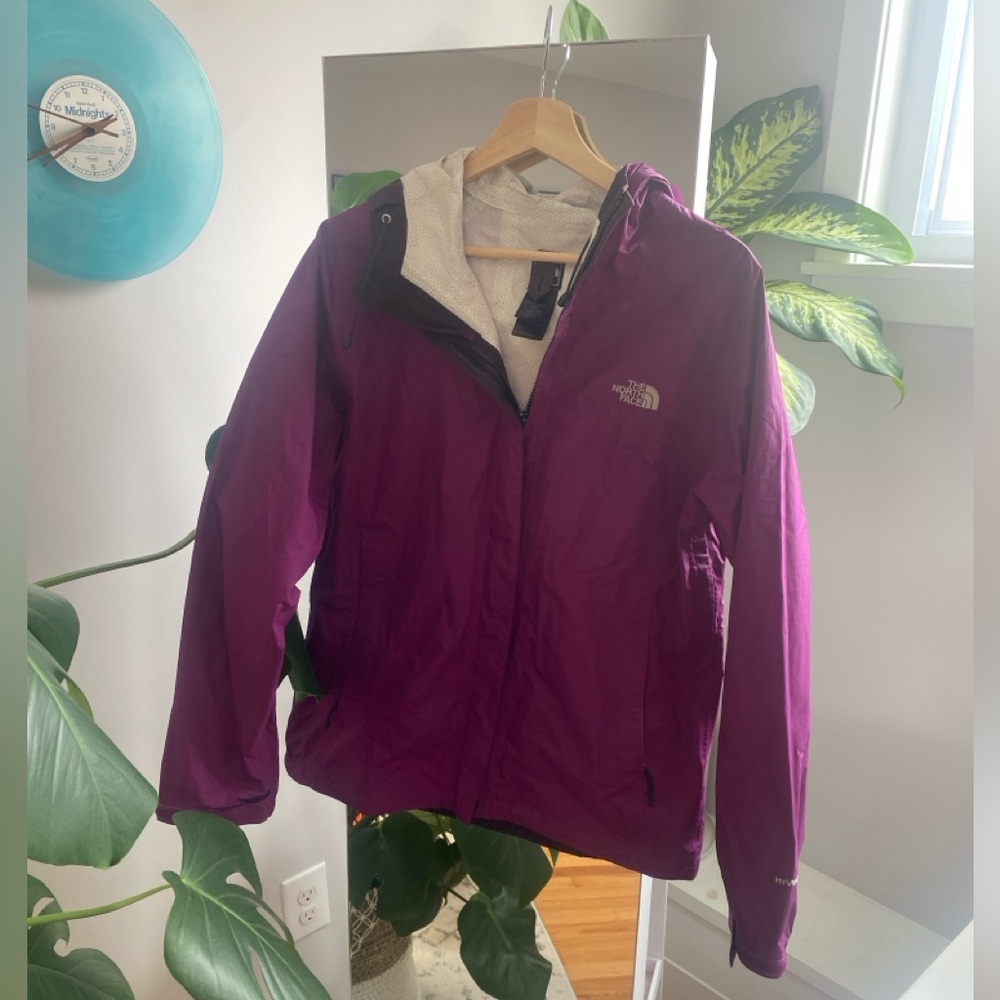 Women’s north face rain coat hyvent 2.5l size M
